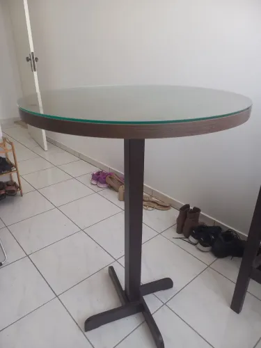 Mesa gourmet tampo de vidro 60 cm diâmetro c/ duas cadeiras 