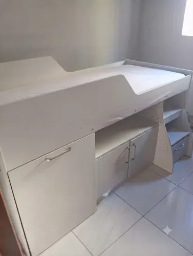Cama infantil com escrivaninha