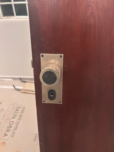 Porta de madeira com portal +vaso sanitário preto