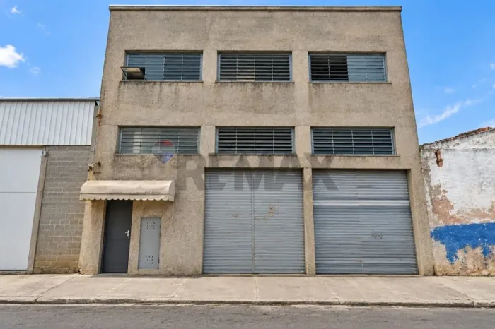 GALPÃO AMPLO E VERSÁTIL NO CENTRO 480 m² | ESTRUTURA COMPLETA
