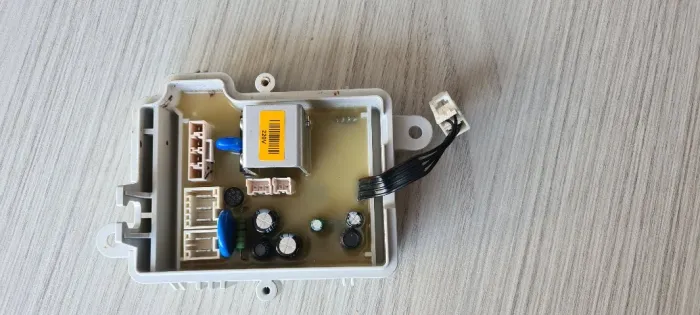 Vende-se Placa eletrônica usada da máquina de lavar brastemp 12kilos em perfeito estado.