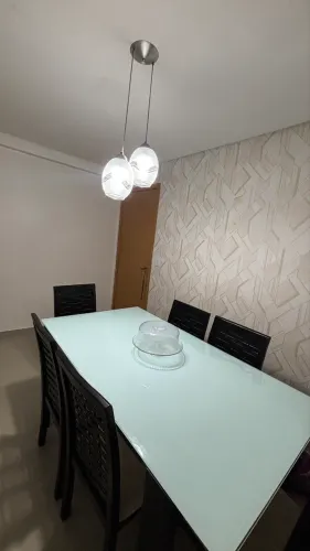 Mesa com seis cadeiras + lustre