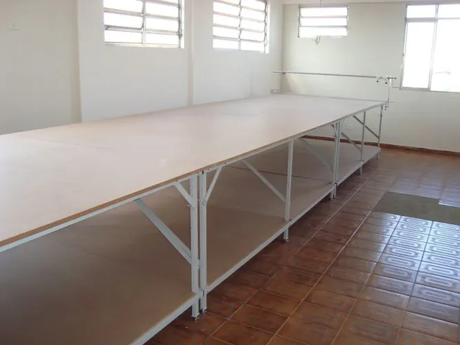 Mesa de corte com desenrolador