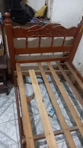Cama solteiro ótima madeira