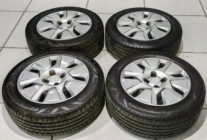Jogo de rodas 15 4x100 pneus ótimo Celta corsa onix