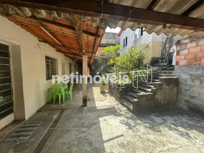 Imóvel com 03 moradias no Bairro Fernão Dias.