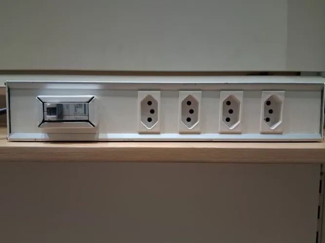 Calha de tomadas EuroCab com disjuntor Siemens de 10A para Rack bancada e elétrica geral