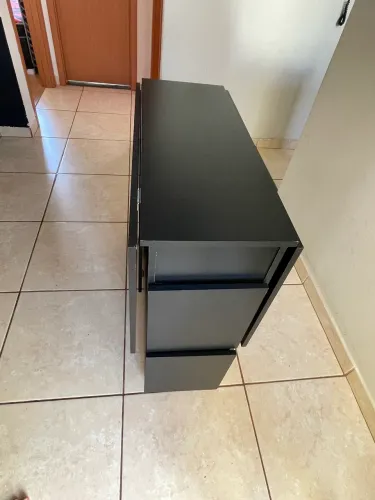 Mesa dobravel com 4 bancos de encaixe e rodizio