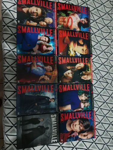 Box completo em DVD Smallville da 1 a 10 Temporada completo faço Olx pay 