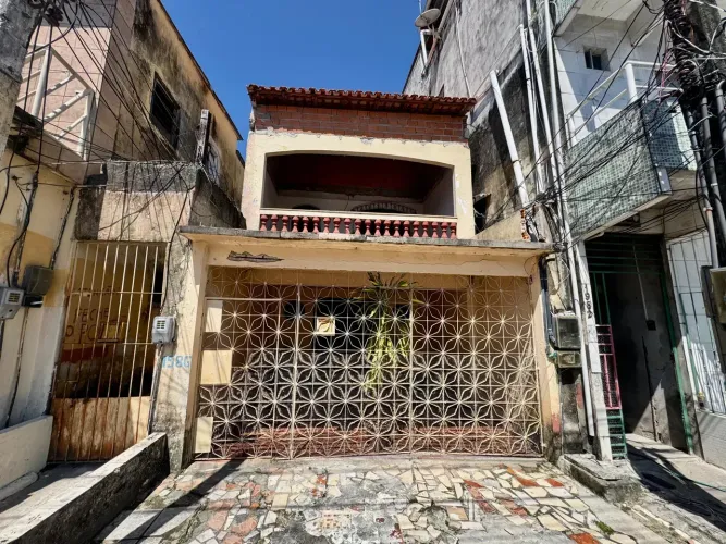 Casa à venda dispõe de 200m², 04 dormitórios, 02 vagas de garagem na Pedreira