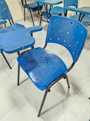 Cadeiras escolares em bom estado