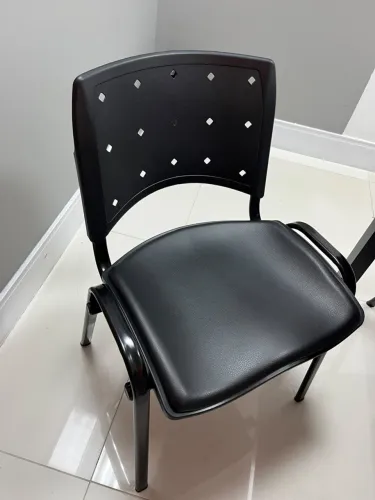 Cadeira Iso Empilhável Com Assento Estofado
