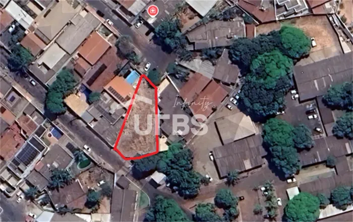 Lote residencial/comercial com área total de 571,60 metros², sendo 8,55 metros de frente e
