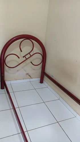 Cama de ferro - armação /sem a parte de madeira do meio e algumas enferrugens, resistente.