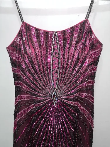 Vestido de festa longo magenta e preto