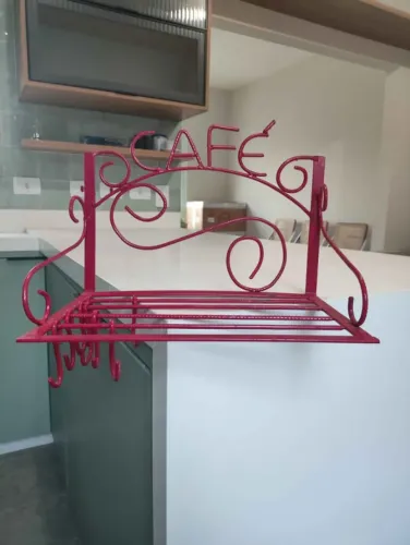 Prateleira de ferro com ganchos Cantinho do Café