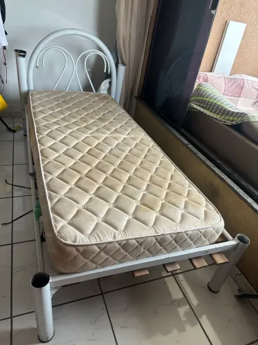 Cama de solteiro em ótimo estado só avaria do tempo