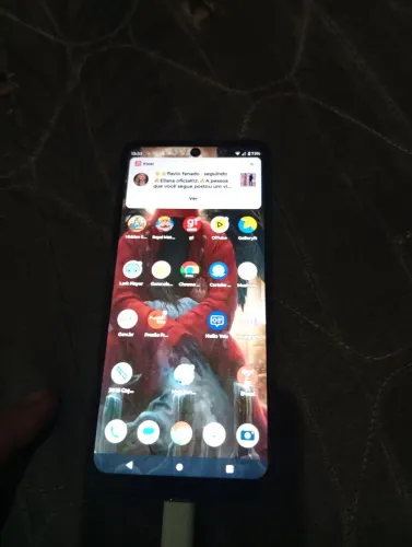 Celular moto g 52 está trincado pegando tudo normalmente caixa original