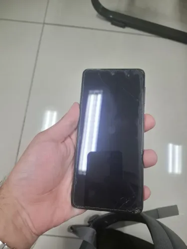 M53 5g 128gb com alguns trincados na tela porém funcionando perfeitamente