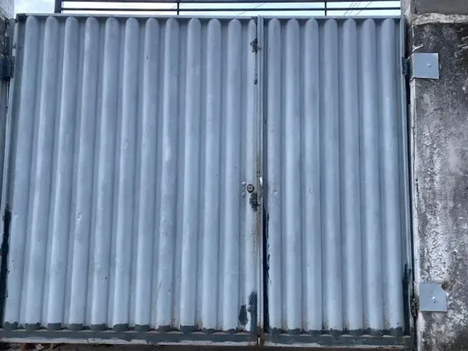 Portão de garagem de ferro com duas abas