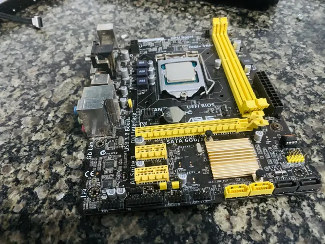 Placa-mãe ASUS H81M-A/BR / fonte COUGAR SL400