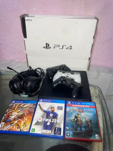 Ps4 com caixa original,acompanha 3 controle,3 jogos e um fone