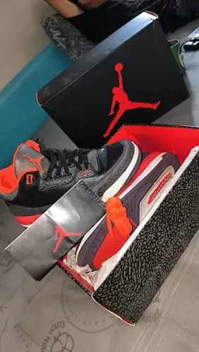 Tênis Jordan Air Original na cor preta com detalhes em laranja, tamanho 40.