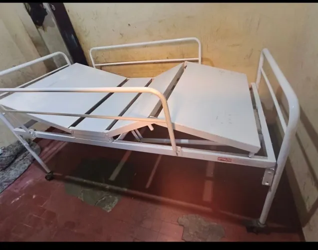 CAMA HOSPITALAR ( USADA CONSERVADA ) ( EM OM ESTADO PRA VENDER LOGO. ( NO PREÇO CUIDA )
