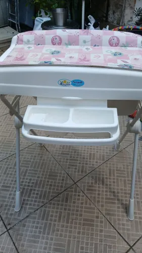 Banheira, bebê conforto e canguru.