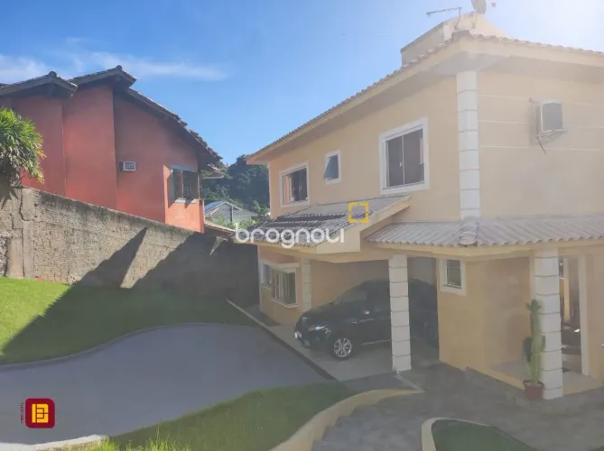 Casa à venda c/ 4D(1 suíte master) 282m2 privativos, no Morro da Cruz, Centro, Floripa.