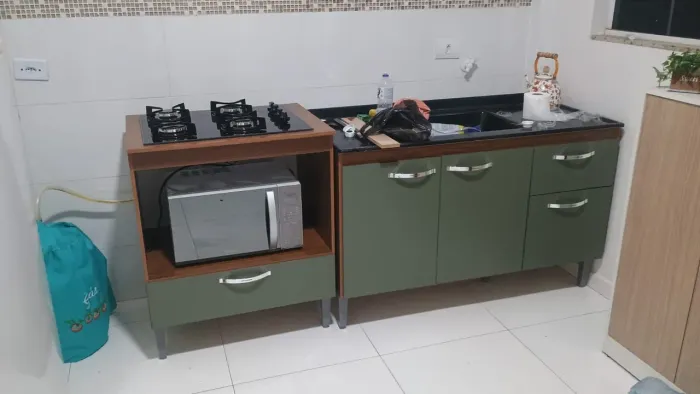 Kit Cozinha Completo: Pedra Sintética, Cuba, Armários e Cooktop