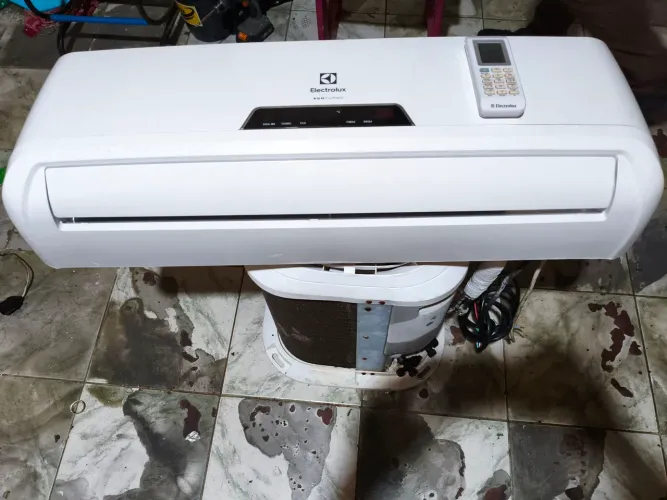 Vendo ar condicionado Eletrolux convencional 9 mil BTUs com instalação e matérial incluso