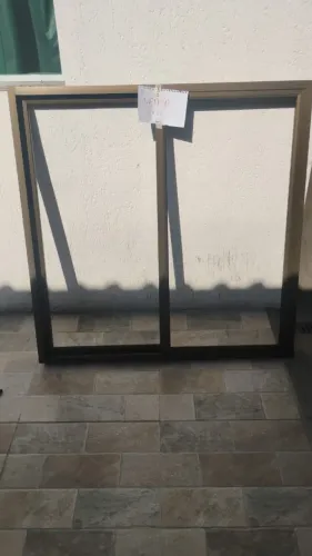 Vê do janela na cor bronze
