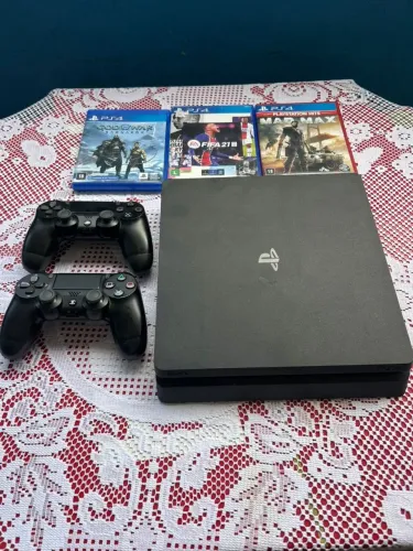 PS4 Slim 1TB + 2 Controles + 3 Jogos