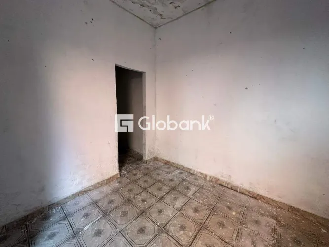 Casa estilo barracão disponível para aluguel em Montes Claros, no bairro Maracanã