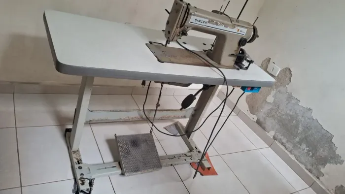 Máquina costura industrial reta