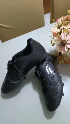 Chuteira Umbro tamanho 37. Muito conservada!