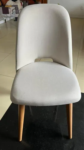 Cadeira estofada off white com pés em madeira