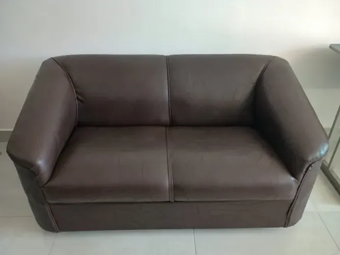 SOFA EM CORINO 2 LUGARES - EXECELENTE ESTADO