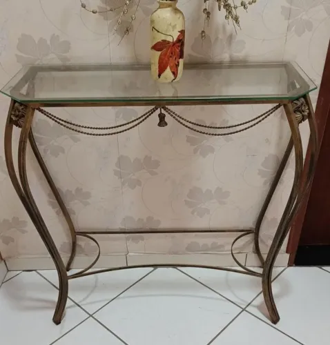 Elegante aparador em metal 