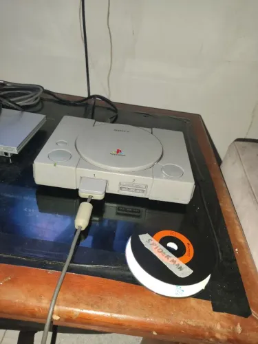 Playstation 1 com controle, memory card e jogos