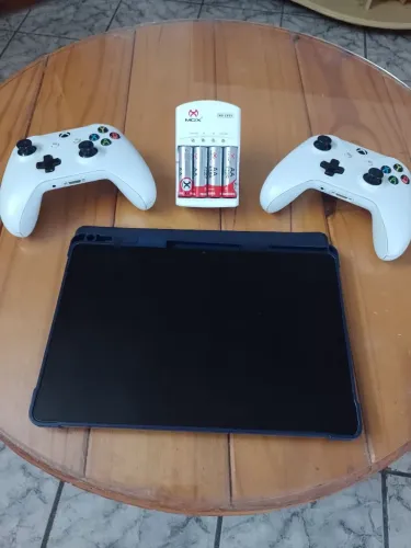 Tablet A9+, 2 Controles Xbox e Carregador de Pilhas