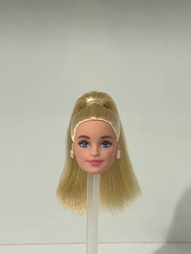 Barbie cabeça millie com brincos