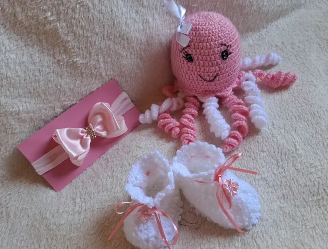 Conjunto para bebê menina com sapatinho, polvinho de crochê, faixa de cabelos