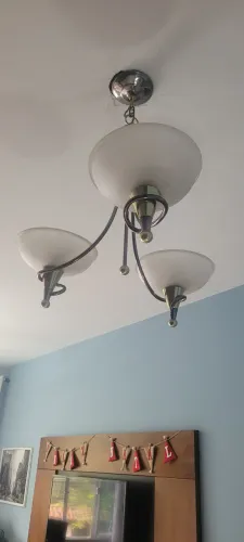 Luminária pendente em alumínio com 3 cúpulas de vidro