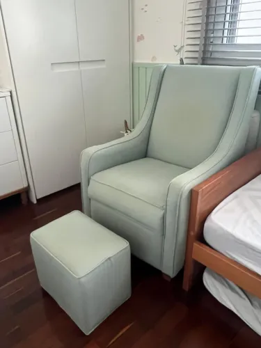 Vendo poltrona de amamentação com puff