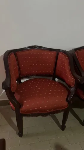 Poltronas em tecido e madeira pura.