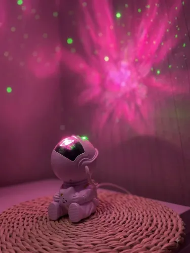 Projetor Astronauta Fofo: Galáxias e Estrelas no Seu Quarto!