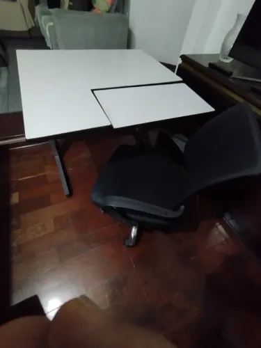 Mesa de computador com cadeira giratória