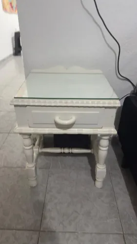 criado mudo de madeira com pátina branco e tampo de vidro